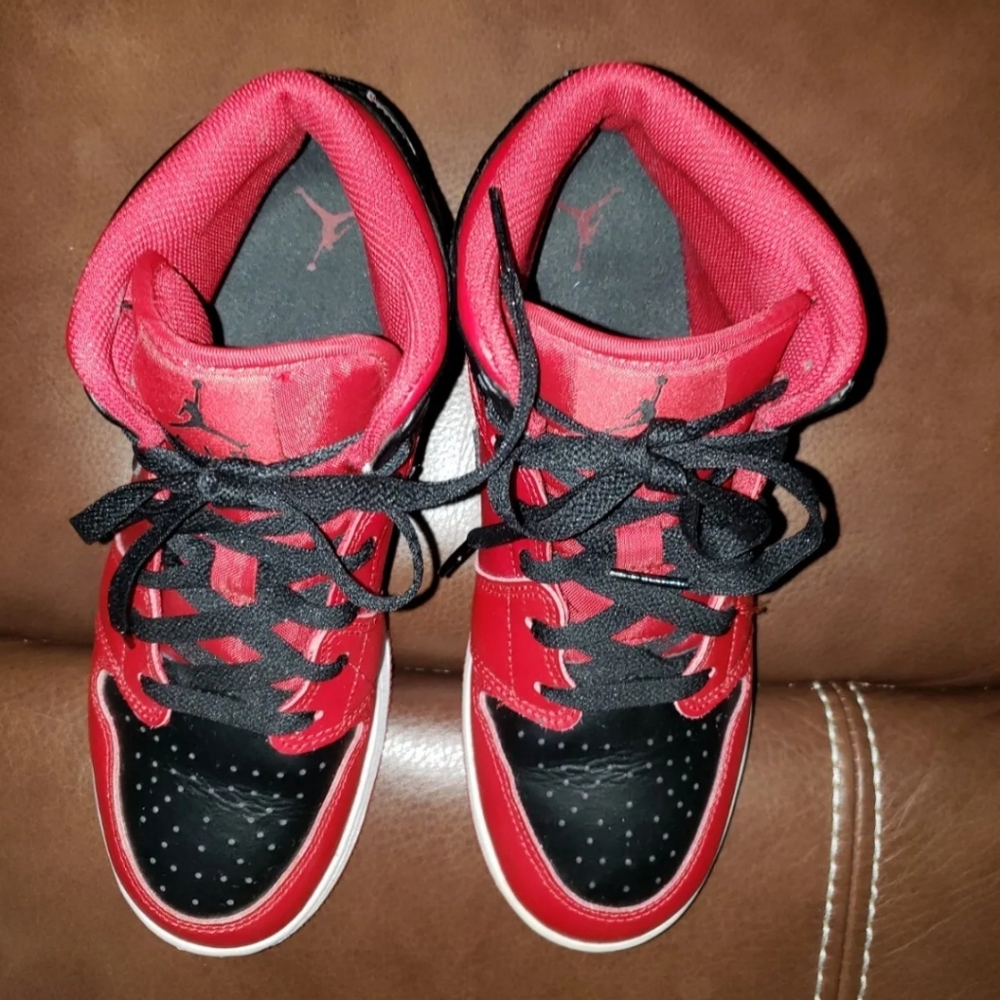 Nike Air Jordan 1 Mid Gym Red Banned Bred Shoes 554725-074 - Size 6Y - Picture 5 of 12